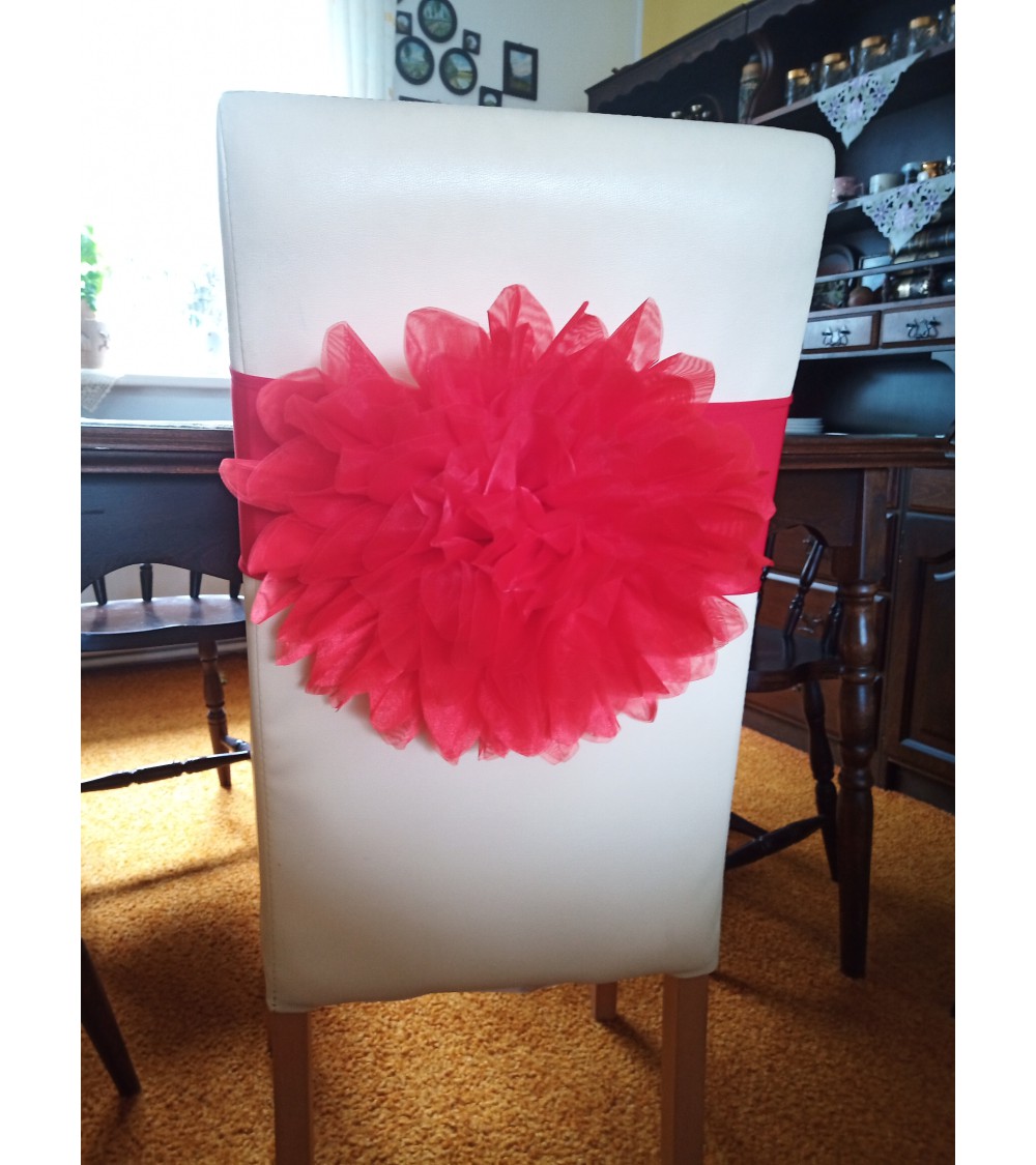 Mašle s květinou na židli